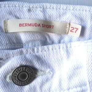 Levi Bermuda shorts white I'm color size 27 waist